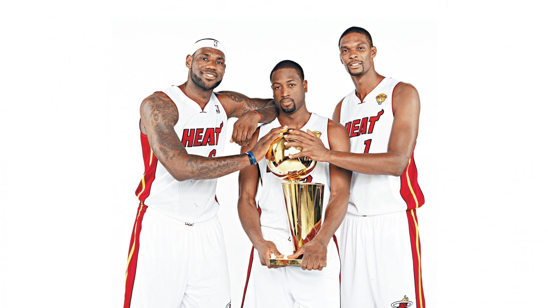 穆古鲁扎在勇士比赛中刷新纪录，晋级下一阶段引发热议！观众掌声雷动